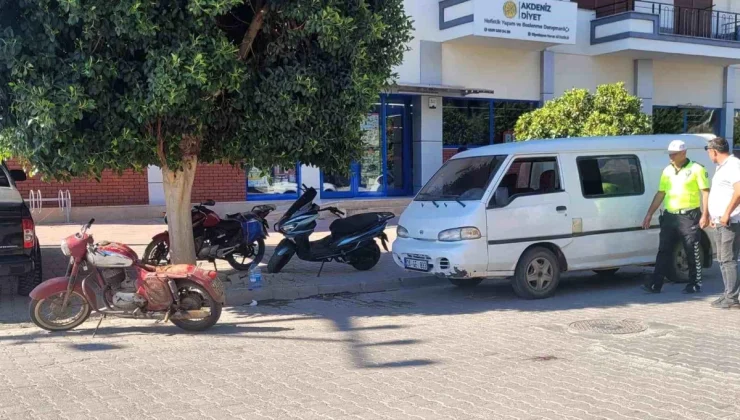 Antalya’da motosiklet minibüs kapısına çarptı: 2 yaralı