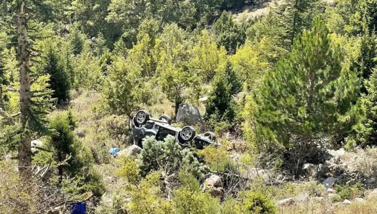 Antalya’da Uçuruma Yuvarlanan Otomobilde İki Yaralı